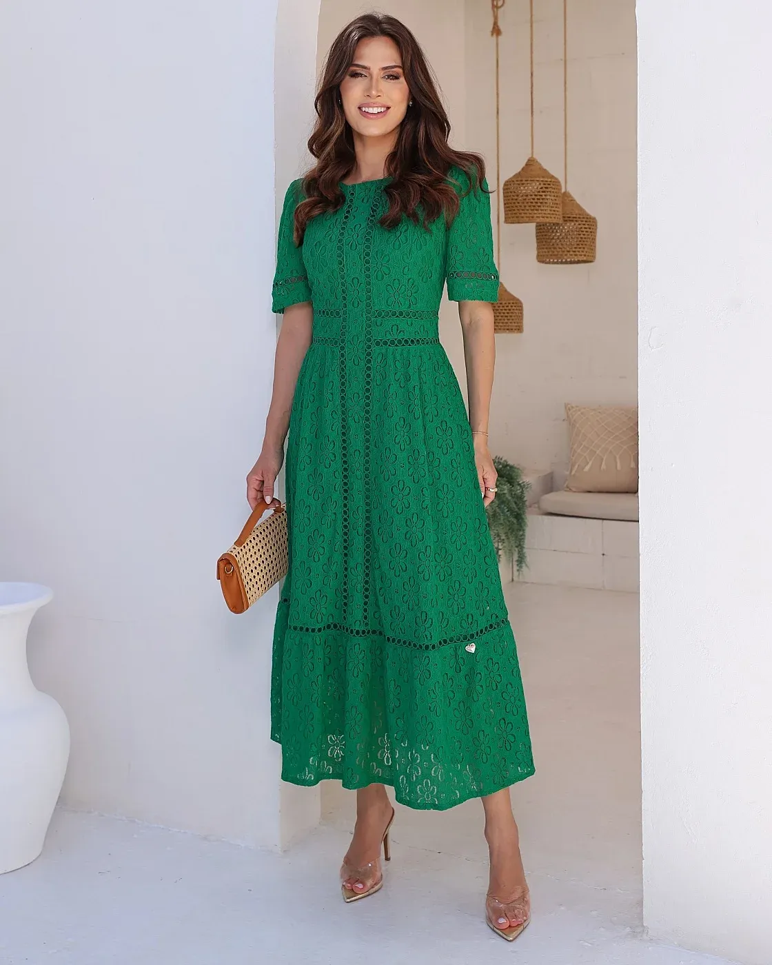 O Vestido Carol, em um elegante tom verde esmeralda, é confeccionado em delicada renda floral com desenhos vazados, possui decote redondo, mangas curtas e detalhes em renda guipir no busto, cintura e punhos. Sua cintura marcada valoriza a silhueta, enquanto a saia longa em modelagem evasê apresenta recorte horizontal com babado levemente franzido, proporcionando movimento e fluidez. Uma peça romântica, sofisticada e feminina, perfeita para ocasiões especiais.