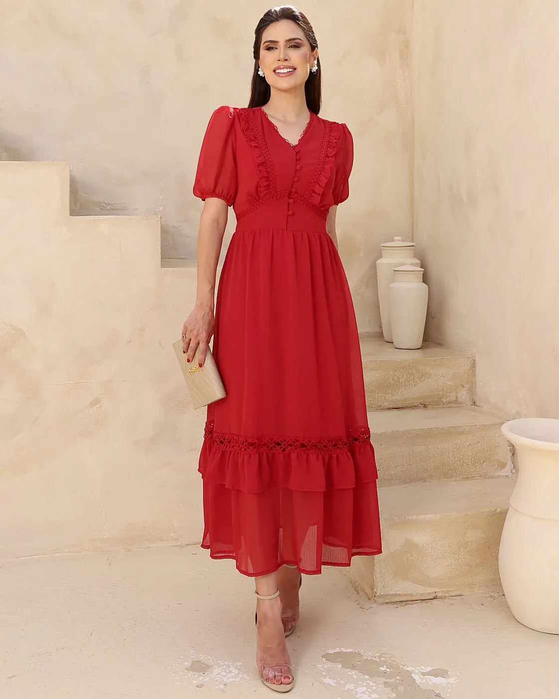O Vestido Nicoly, em um vibrante tom vermelho, possui decote em V com acabamento delicado, mangas curtas bufantes, botões encapados e cintura marcada. Sua saia longa e fluida apresenta detalhes em renda guipir e babados em camadas, trazendo movimento e sofisticação. ❤️ Perfeito para mulheres que desejam transmitir elegância, feminilidade e personalidade em ocasiões especiais!